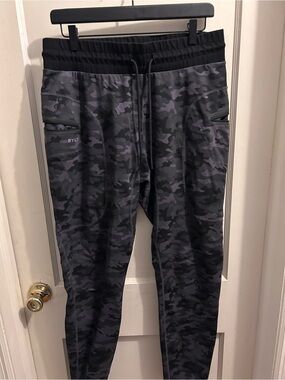 BYLT Basics Men's Black & Gray Camo Joggers Large
